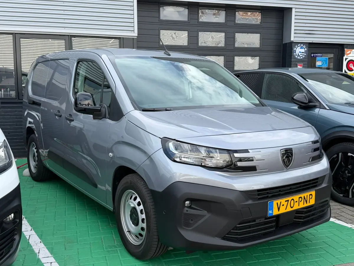 136 L2 50 kWh Stoelverwarming | Airco | Cruise | Apple Carplay/Android Auto | Elektrisch verstelbare en verwarmbare buitenspiegels | Parkeersensoren achter | Verwarmbare voorstoelen