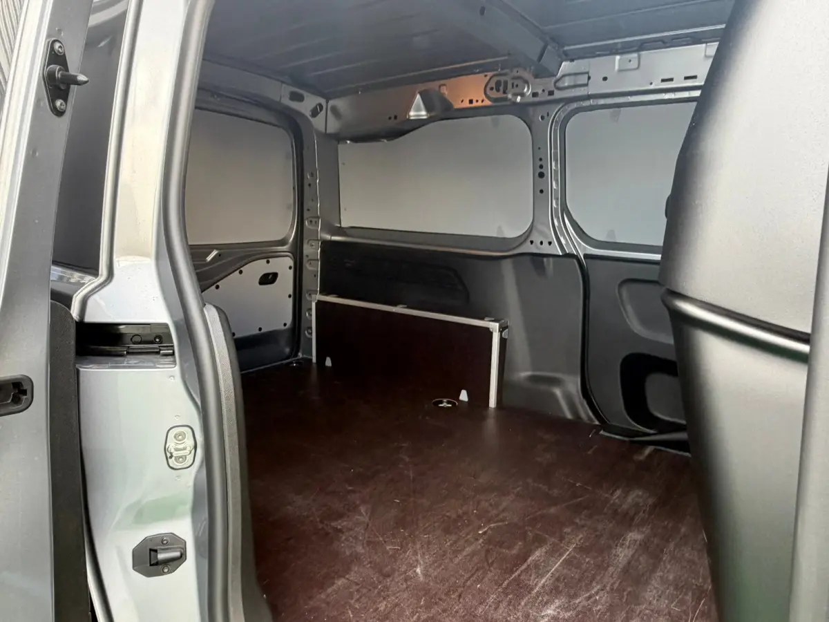 136 L2 50 kWh Stoelverwarming | Airco | Cruise | Apple Carplay/Android Auto | Elektrisch verstelbare en verwarmbare buitenspiegels | Parkeersensoren achter | Verwarmbare voorstoelen