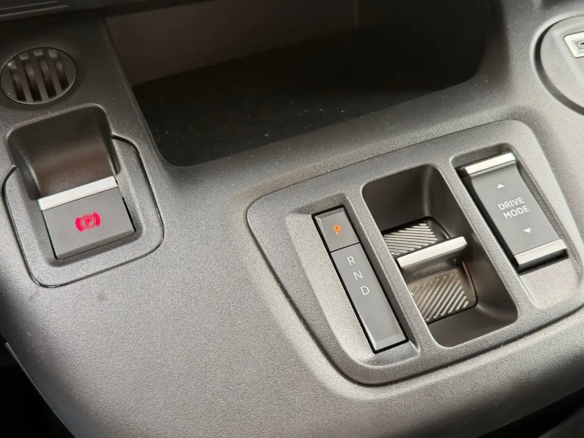 136 L2 50 kWh Stoelverwarming | Airco | Cruise | Apple Carplay/Android Auto | Elektrisch verstelbare en verwarmbare buitenspiegels | Parkeersensoren achter | Verwarmbare voorstoelen