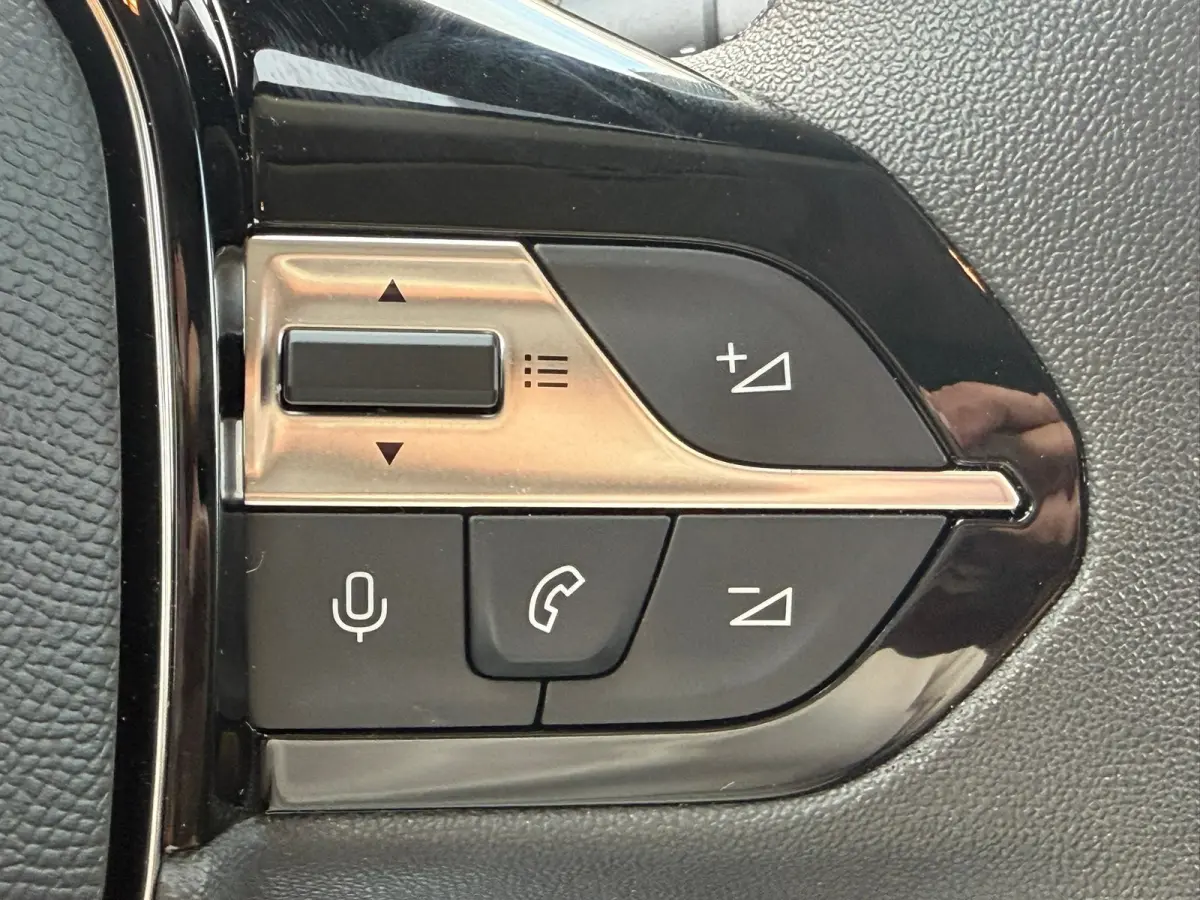 136 L2 50 kWh Stoelverwarming | Airco | Cruise | Apple Carplay/Android Auto | Elektrisch verstelbare en verwarmbare buitenspiegels | Parkeersensoren achter | Verwarmbare voorstoelen