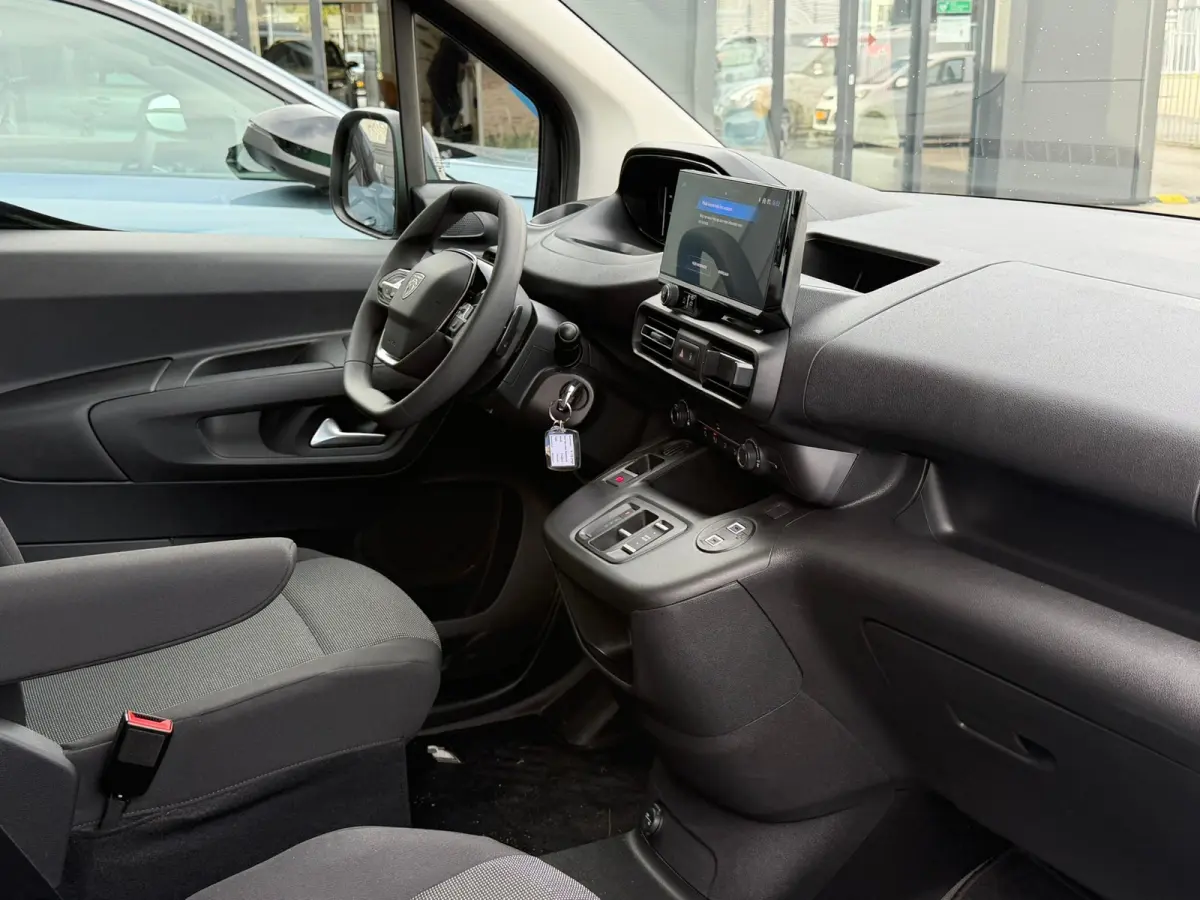 136 L2 50 kWh Stoelverwarming | Airco | Cruise | Apple Carplay/Android Auto | Elektrisch verstelbare en verwarmbare buitenspiegels | Parkeersensoren achter | Verwarmbare voorstoelen