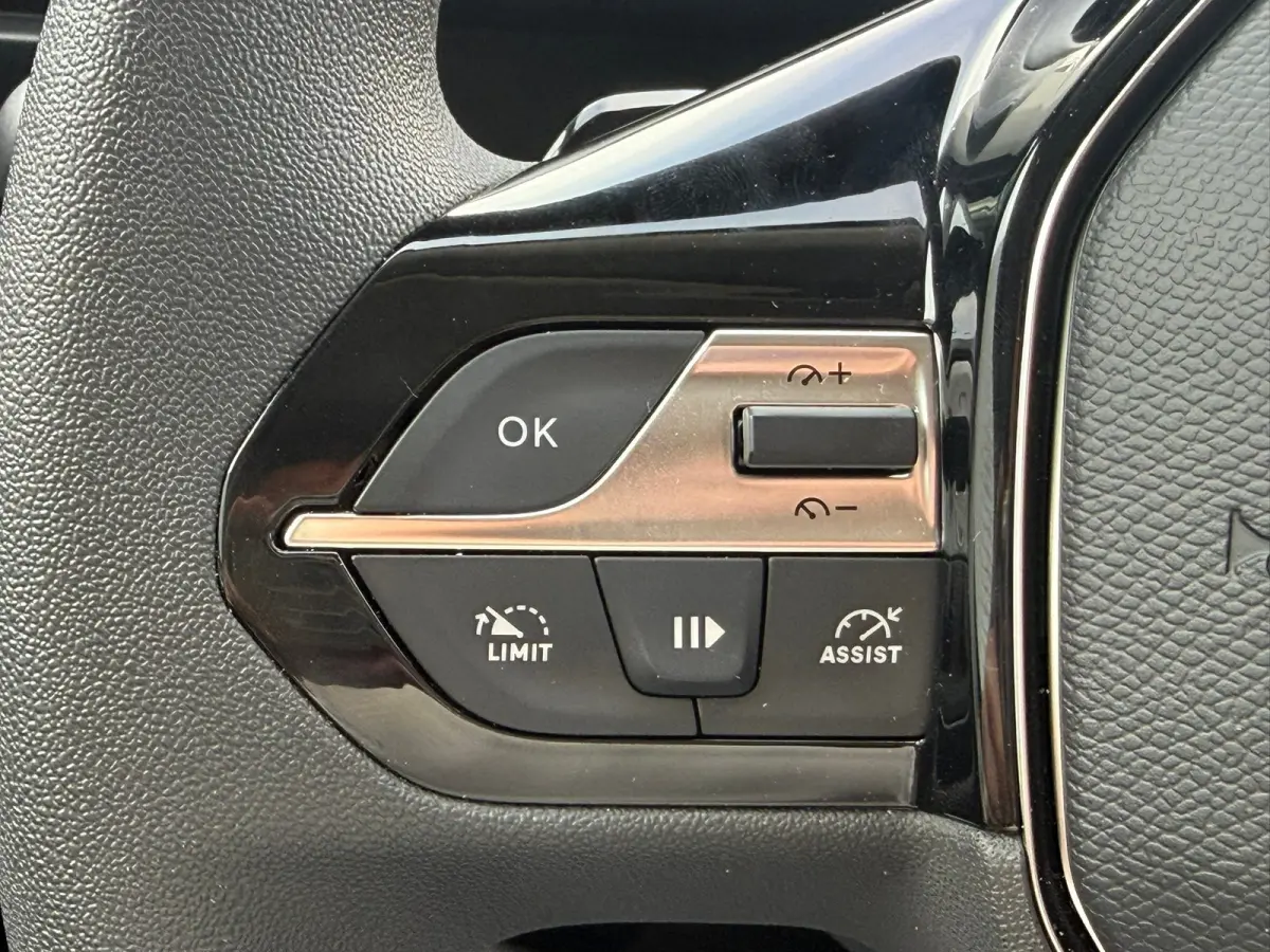 136 L2 50 kWh Stoelverwarming | Airco | Cruise | Apple Carplay/Android Auto | Elektrisch verstelbare en verwarmbare buitenspiegels | Parkeersensoren achter | Verwarmbare voorstoelen