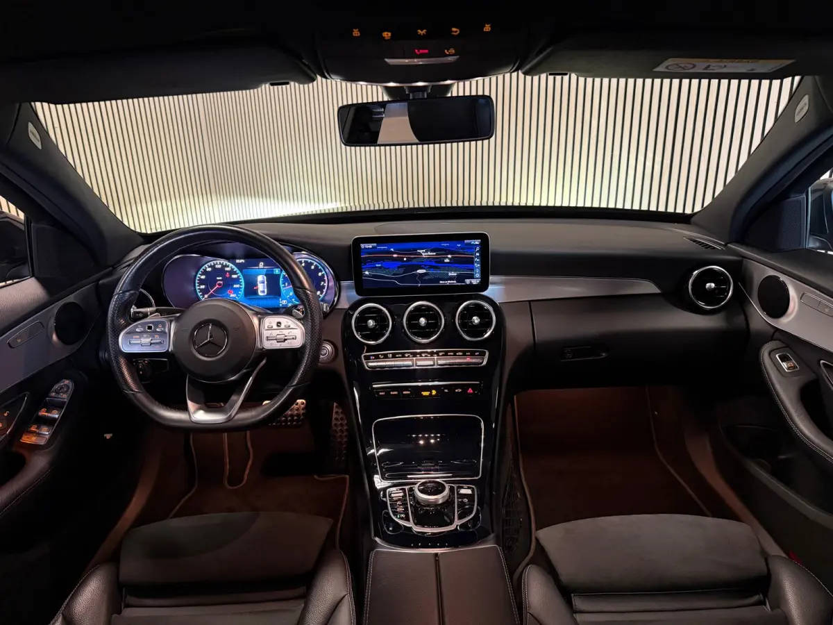180 AMG STYLING-CAMERA-DIGI DASH-APPLE CARPLAY-DODEHOEK-COMPLEET