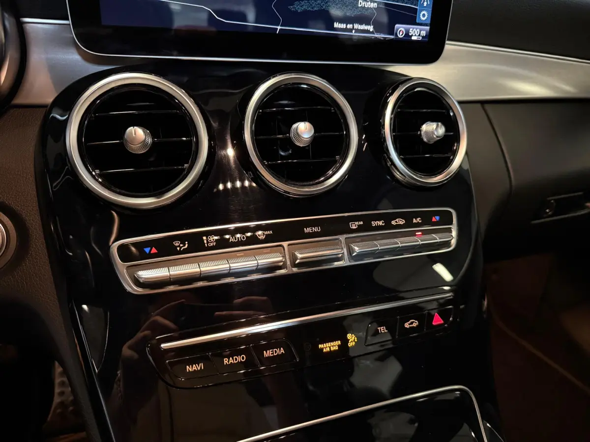 180 AMG STYLING-CAMERA-DIGI DASH-APPLE CARPLAY-DODEHOEK-COMPLEET