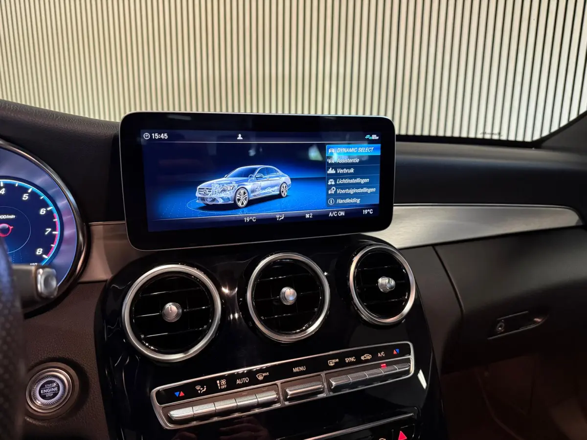 180 AMG STYLING-CAMERA-DIGI DASH-APPLE CARPLAY-DODEHOEK-COMPLEET