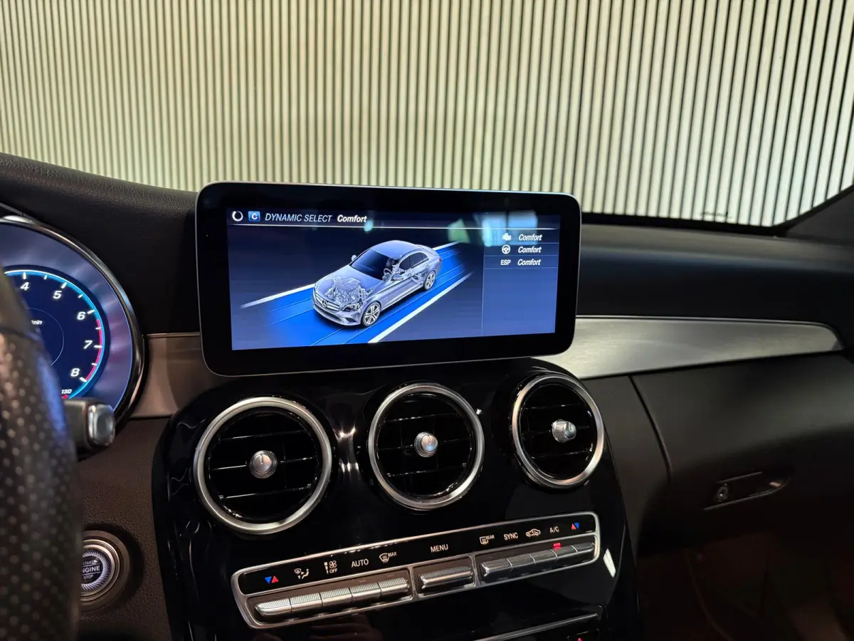 180 AMG STYLING-CAMERA-DIGI DASH-APPLE CARPLAY-DODEHOEK-COMPLEET