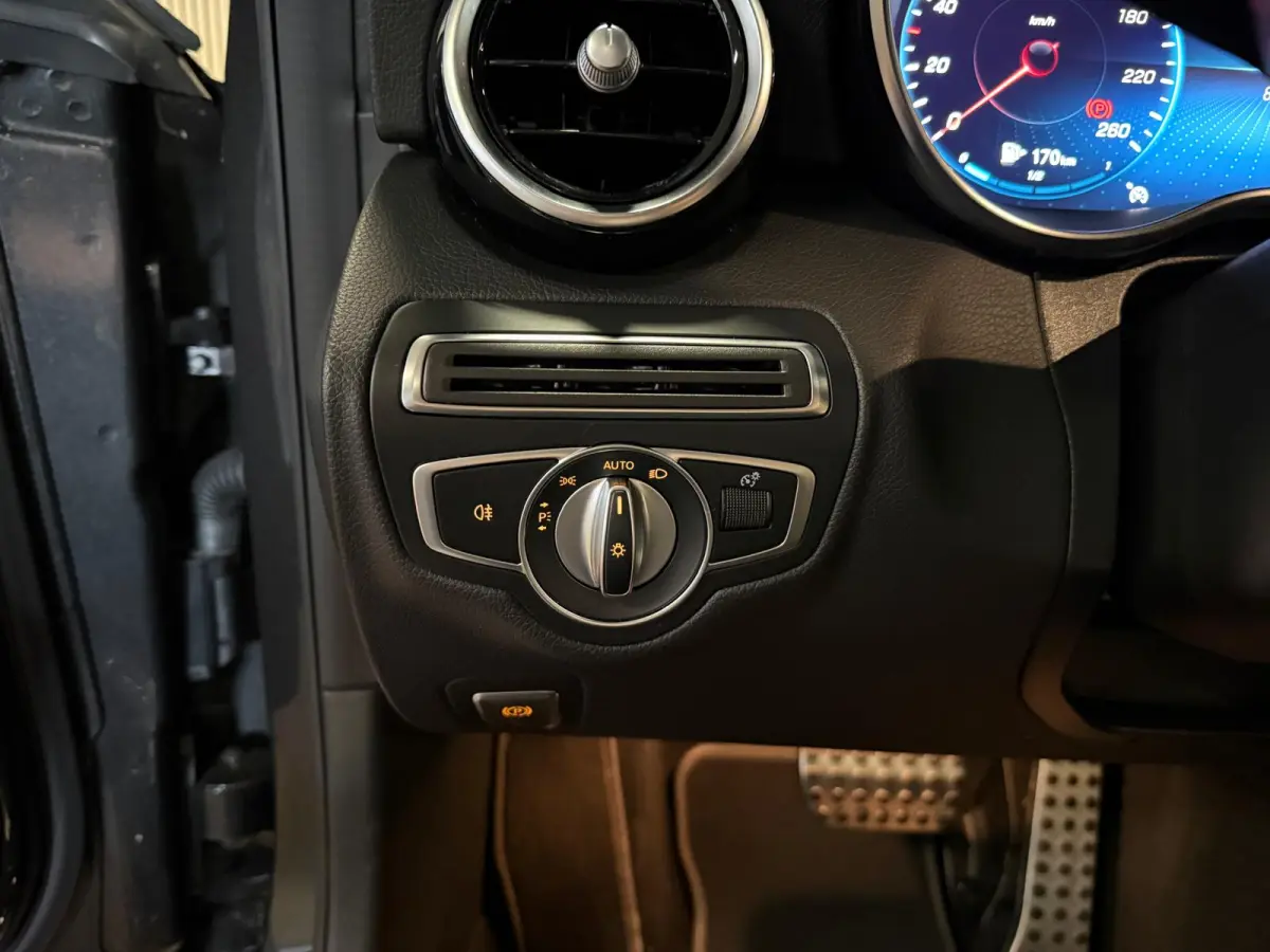 180 AMG STYLING-CAMERA-DIGI DASH-APPLE CARPLAY-DODEHOEK-COMPLEET