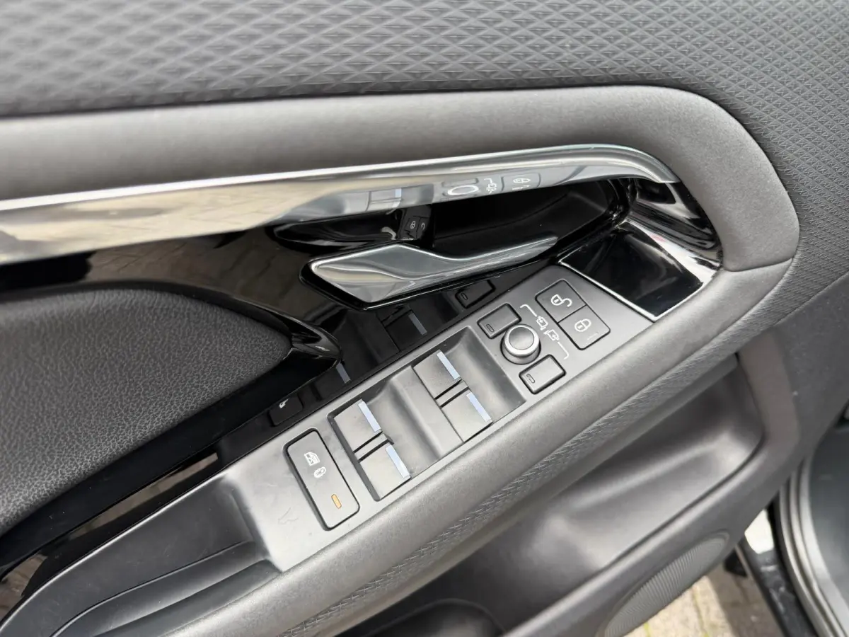 2.0 P200 AWD R-Dynamic Full Spec