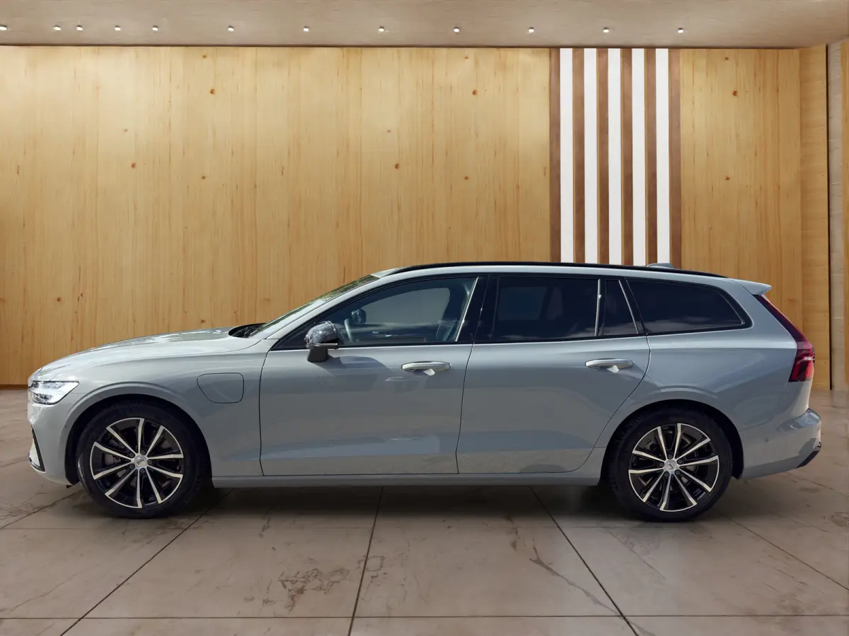2.0 T8 Plug-in hybrid AWD Plus Dark | Trekhaak | Harman Kardon | Stoel + Stuur Verwarming | 360 Camera | BLIS | Memory Stoelen |