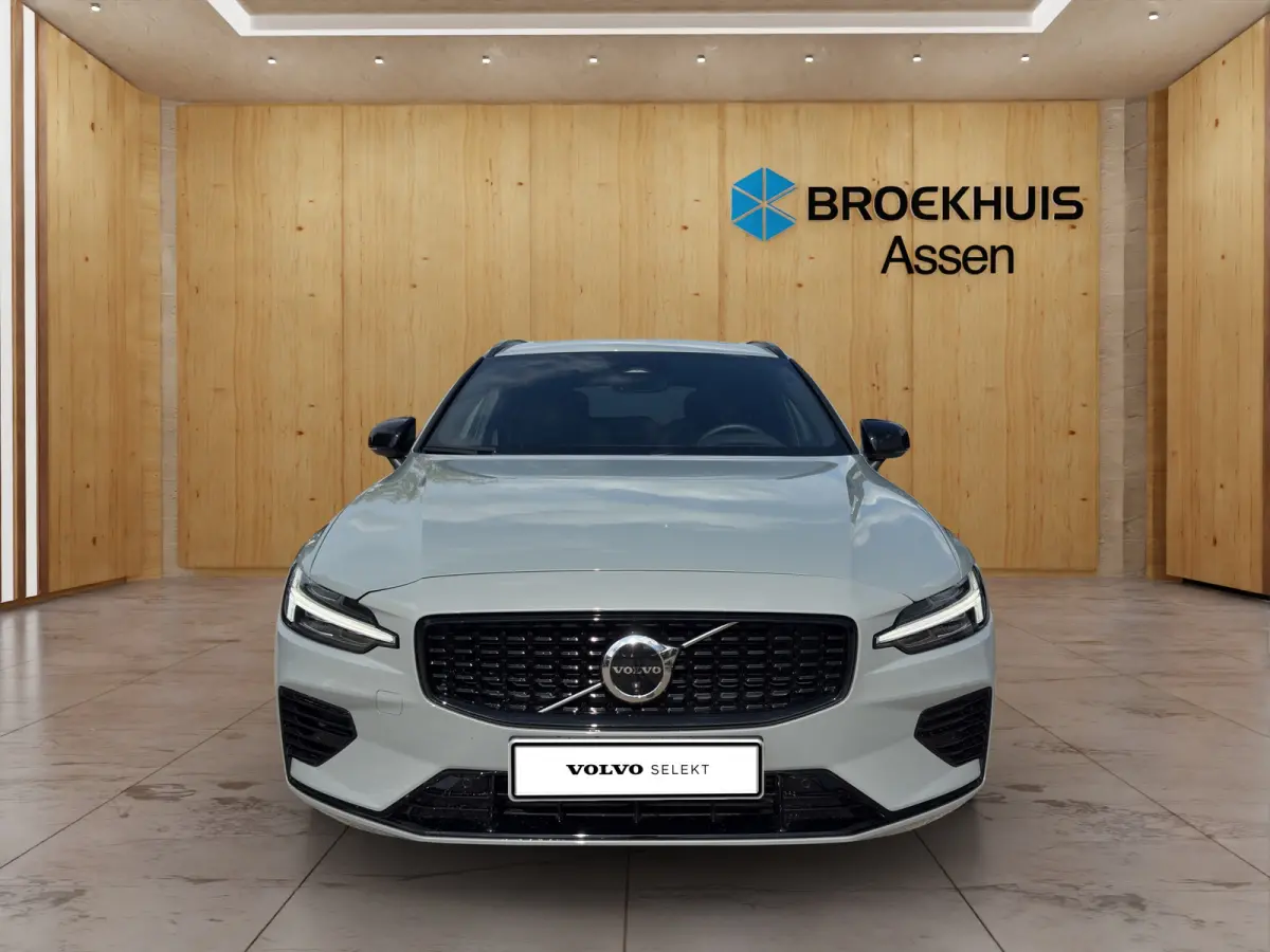 2.0 T8 Plug-in hybrid AWD Plus Dark | Trekhaak | Harman Kardon | Stoel + Stuur Verwarming | 360 Camera | BLIS | Memory Stoelen |