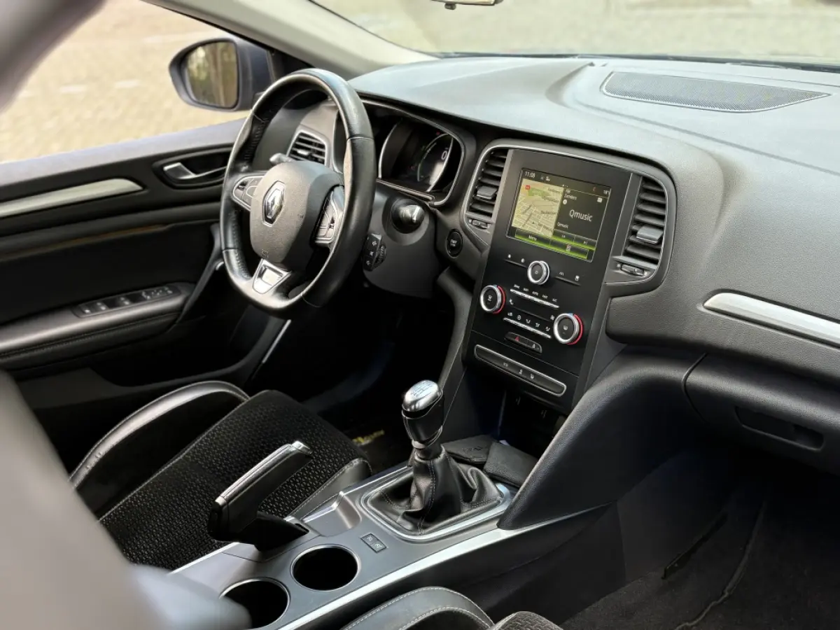 1.5 dCi Bose Navi Led Camera Keyless