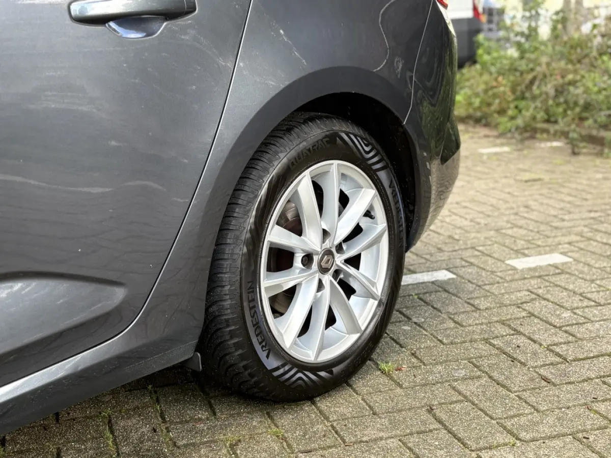 1.5 dCi Bose Navi Led Camera Keyless