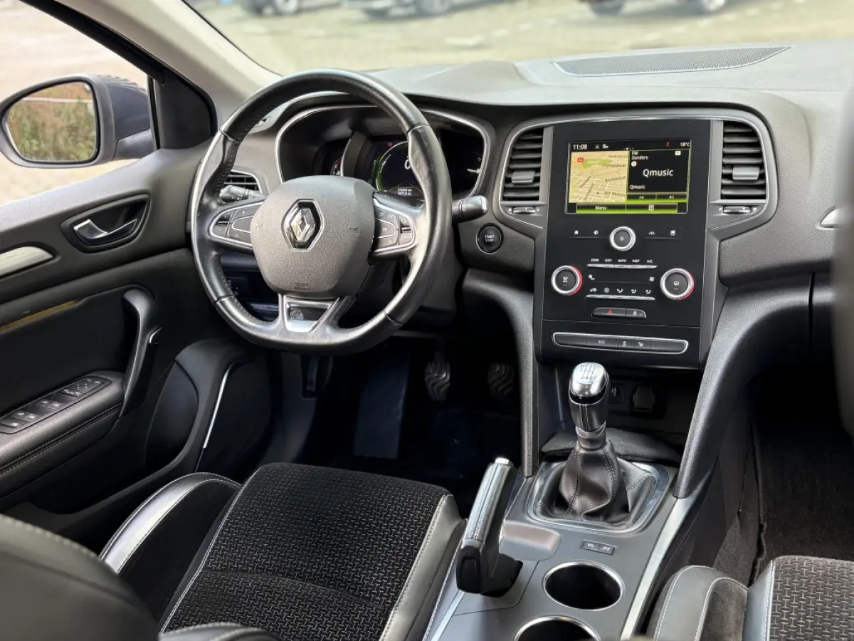 1.5 dCi Bose Navi Led Camera Keyless