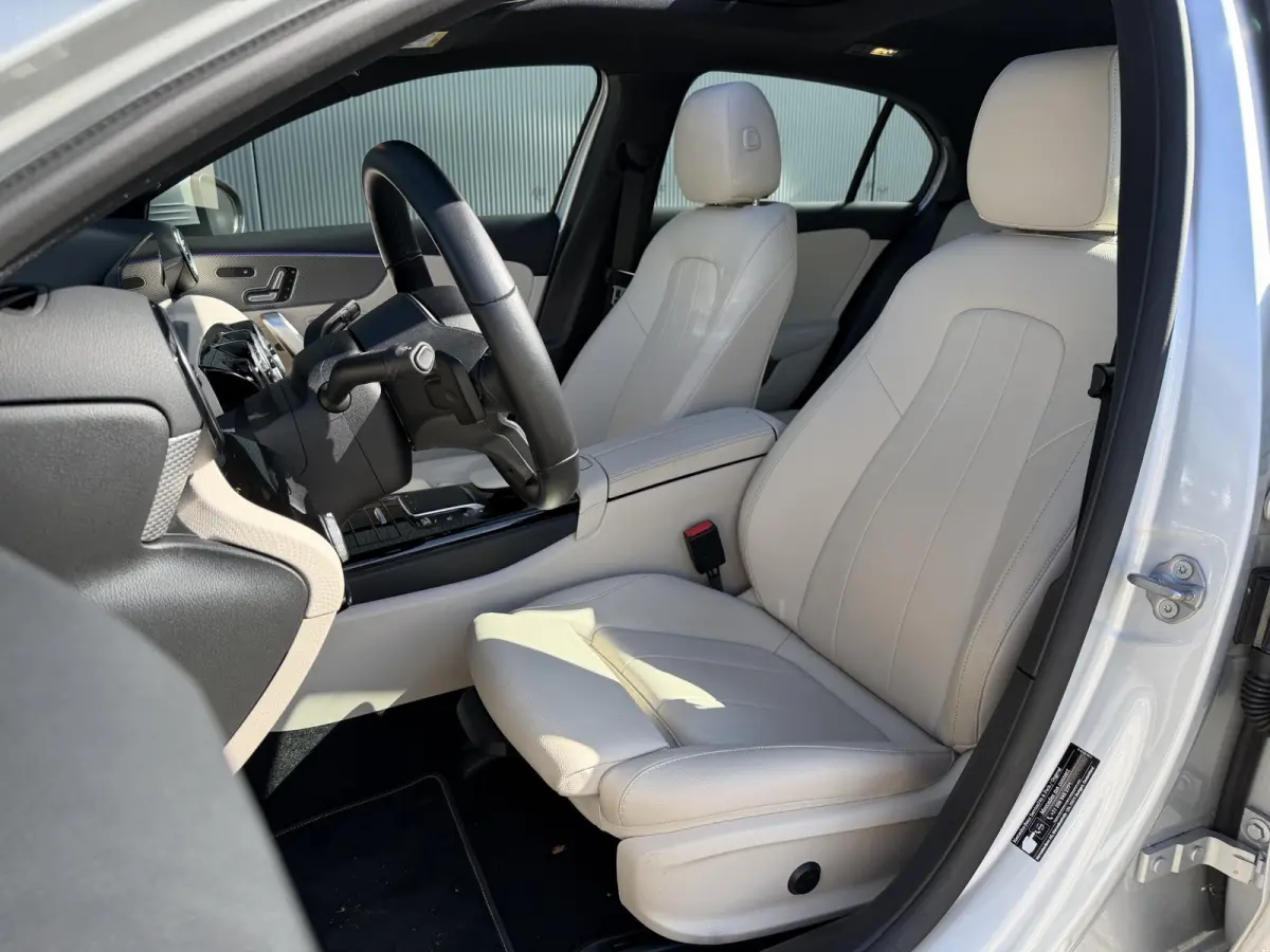 250 e Business Solution Luxury Limited 17"/Panoramadak/Leder + memory/Stoelverwarming/Camera/Dodehoek/Keyless/Matrix LED