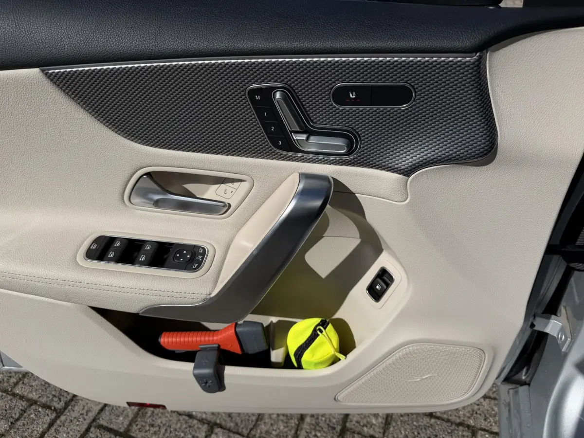 250 e Business Solution Luxury Limited 17"/Panoramadak/Leder + memory/Stoelverwarming/Camera/Dodehoek/Keyless/Matrix LED