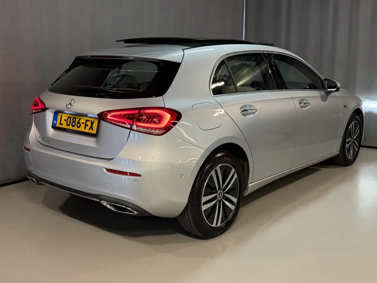 250 e Business Solution Luxury Limited 17"/Panoramadak/Leder + memory/Stoelverwarming/Camera/Dodehoek/Keyless/Matrix LED