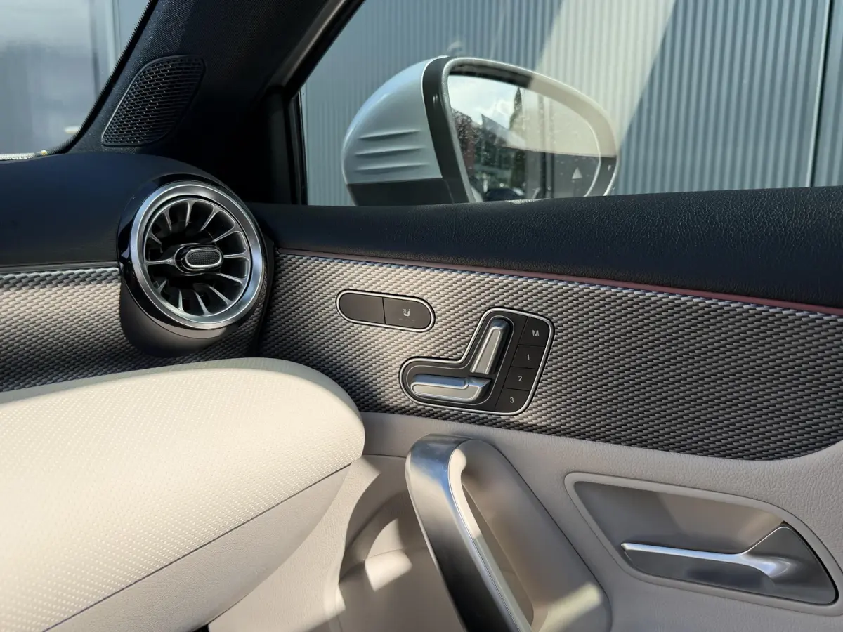 250 e Business Solution Luxury Limited 17"/Panoramadak/Leder + memory/Stoelverwarming/Camera/Dodehoek/Keyless/Matrix LED