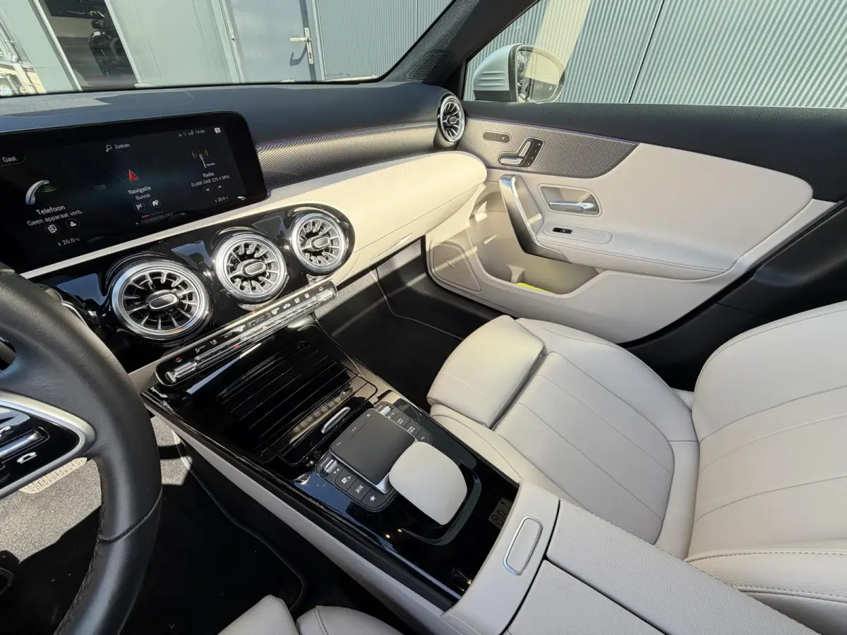 250 e Business Solution Luxury Limited 17"/Panoramadak/Leder + memory/Stoelverwarming/Camera/Dodehoek/Keyless/Matrix LED