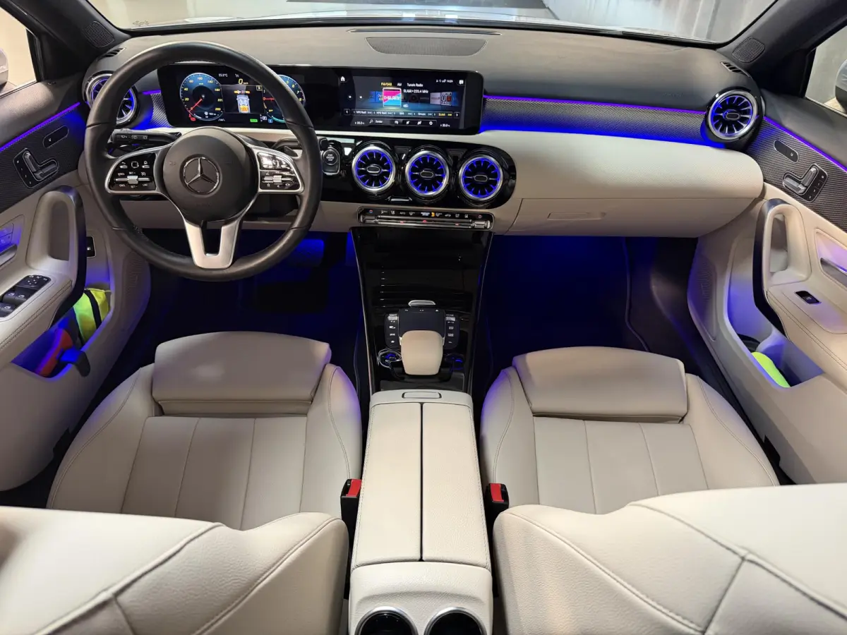 250 e Business Solution Luxury Limited 17"/Panoramadak/Leder + memory/Stoelverwarming/Camera/Dodehoek/Keyless/Matrix LED