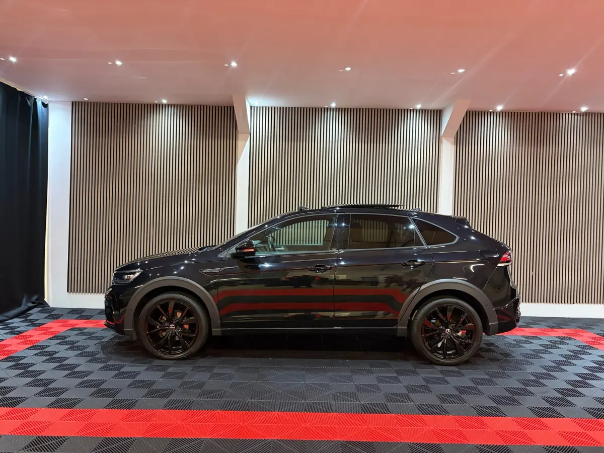 1.0 TSI R-Line Business Pano Navi Led IQ Lights Camera