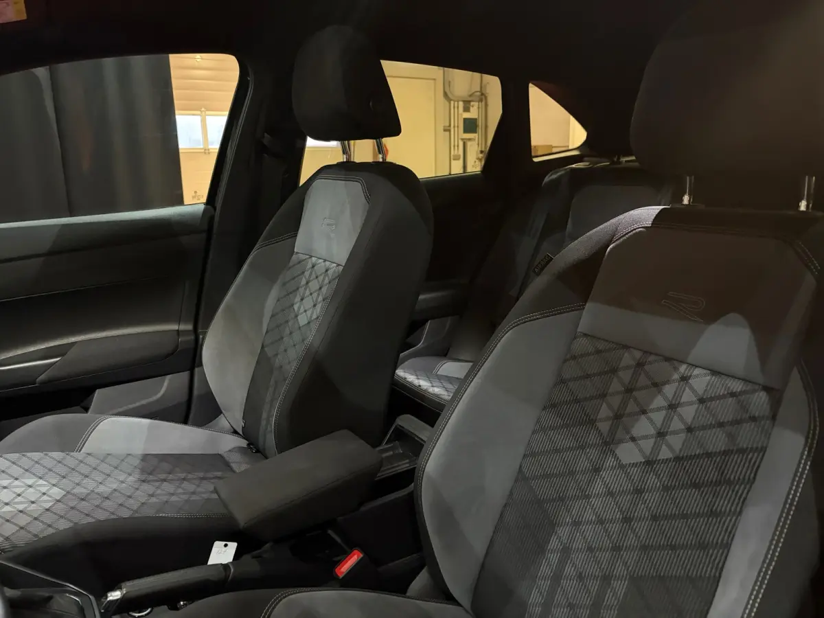 1.0 TSI R-Line Business Pano Navi Led IQ Lights Camera