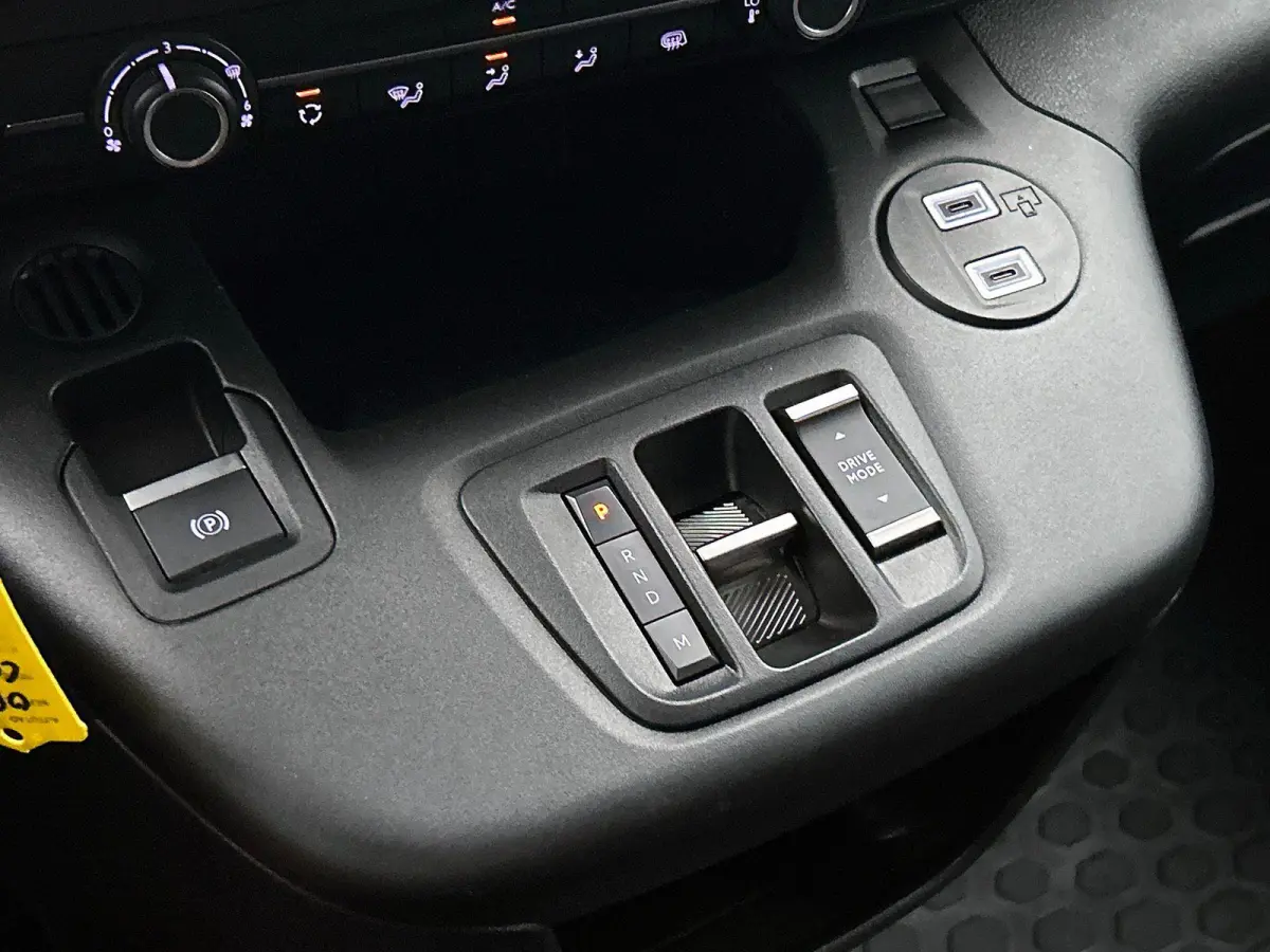 1.5 BlueHDi 130PK L2 Automaat Apple Carplay / Android Auto Navigatie Trekhaak Airco Camera Cruise Control Parkeersensoren V+A DAB