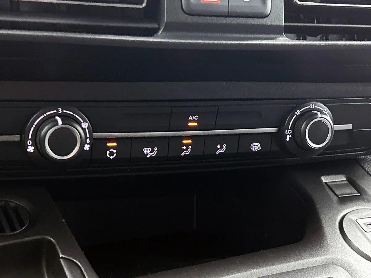 1.5 BlueHDi 130PK L2 Automaat Apple Carplay / Android Auto Navigatie Trekhaak Airco Camera Cruise Control Parkeersensoren V+A DAB