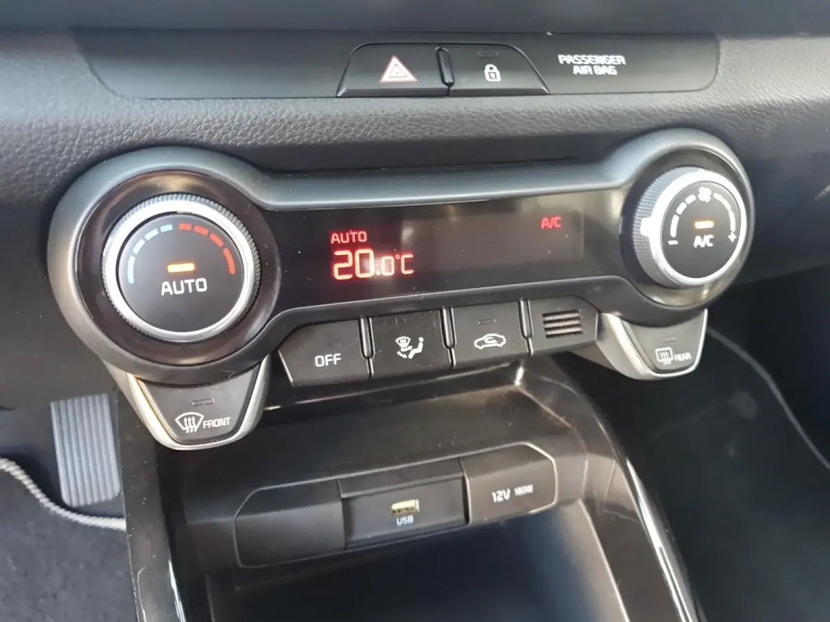 1.0T DynamicLine | Camera | Climate control | Apple Carplay / Android Auto | Cruise control | Parkeersensoren achter | Lichtmetalen velgen 16inch |