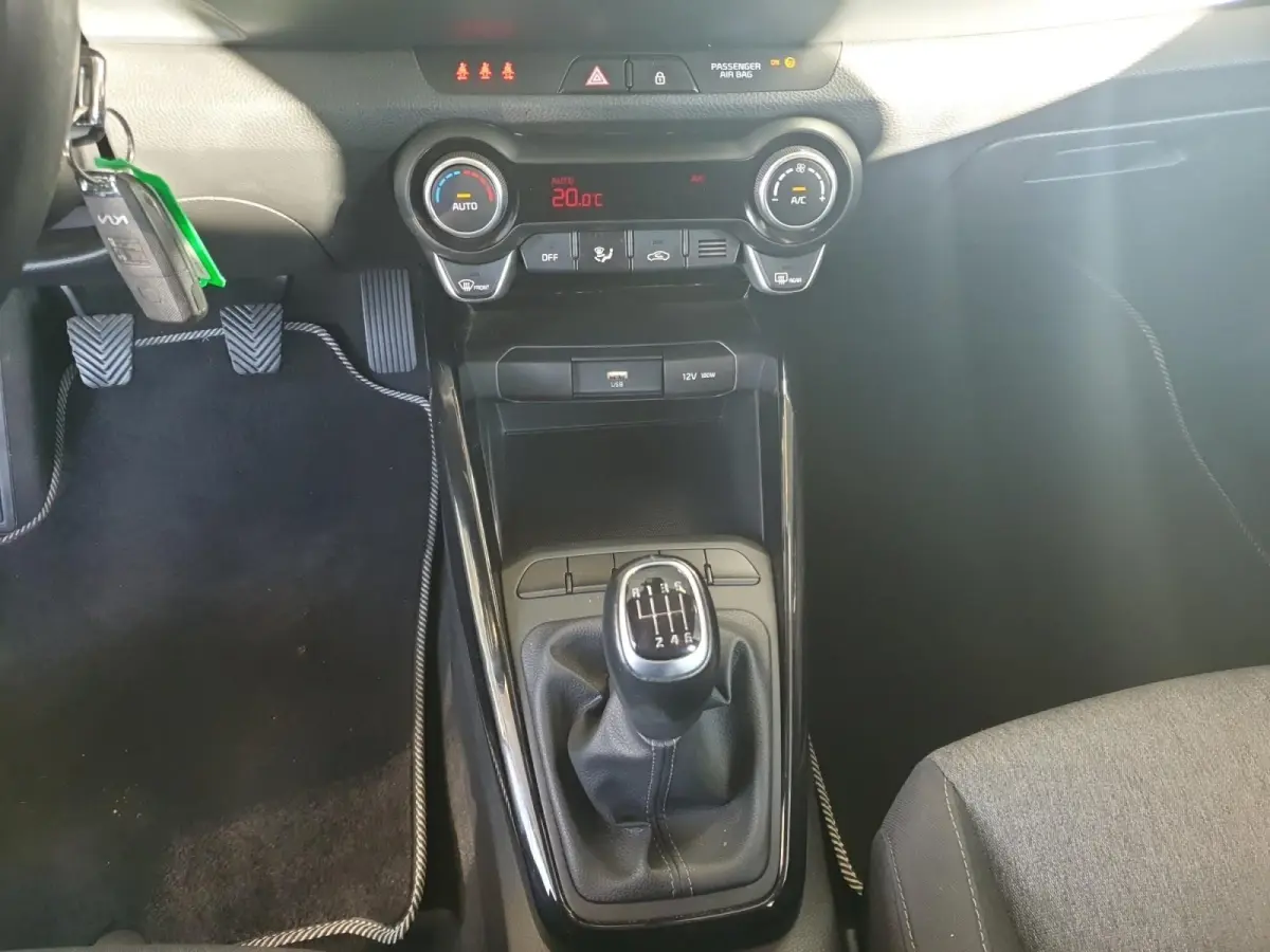 1.0T DynamicLine | Camera | Climate control | Apple Carplay / Android Auto | Cruise control | Parkeersensoren achter | Lichtmetalen velgen 16inch |
