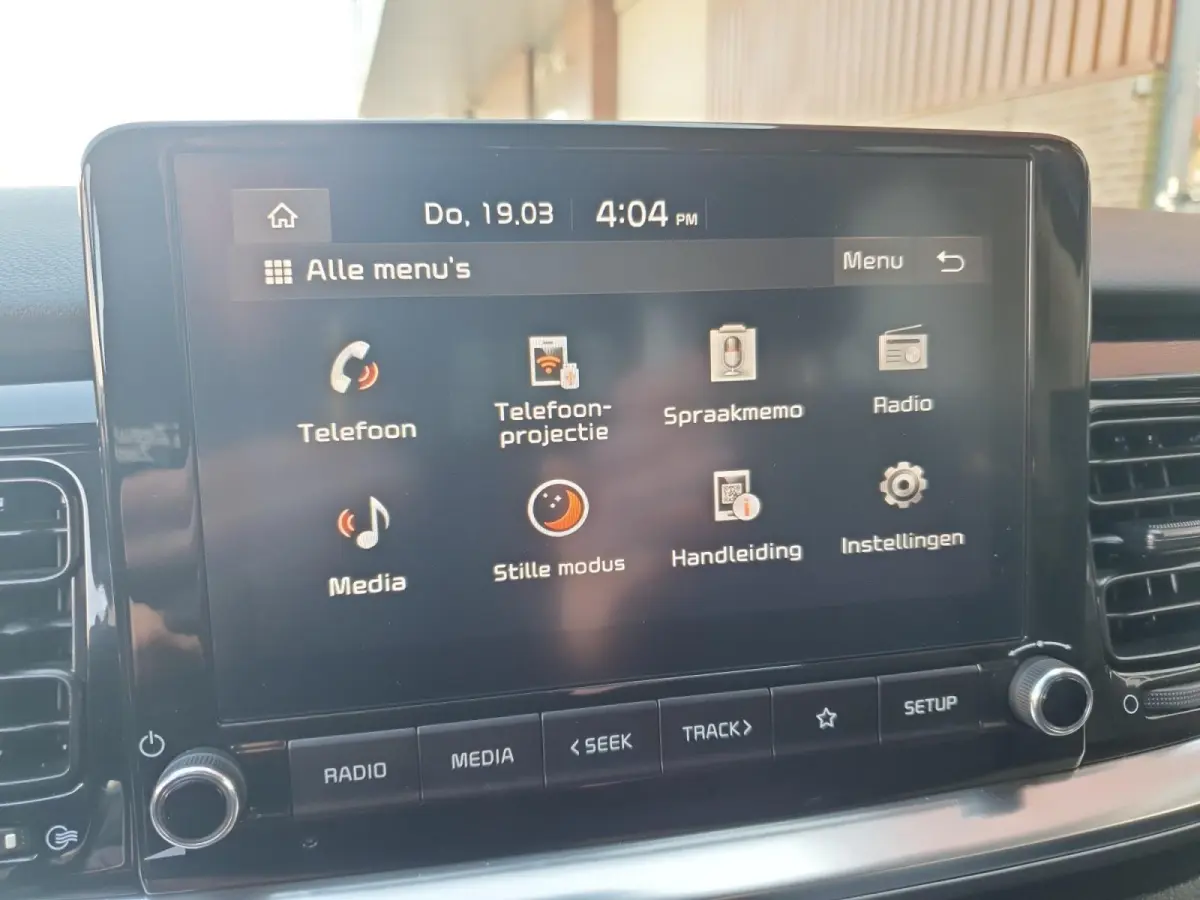 1.0T DynamicLine | Camera | Climate control | Apple Carplay / Android Auto | Cruise control | Parkeersensoren achter | Lichtmetalen velgen 16inch |