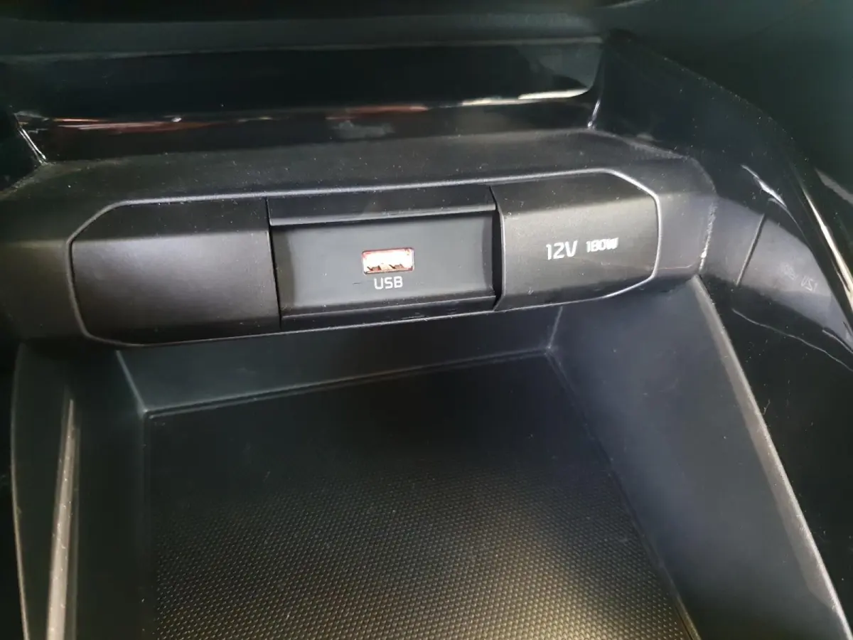 1.0T DynamicLine | Camera | Climate control | Apple Carplay / Android Auto | Cruise control | Parkeersensoren achter | Lichtmetalen velgen 16inch |