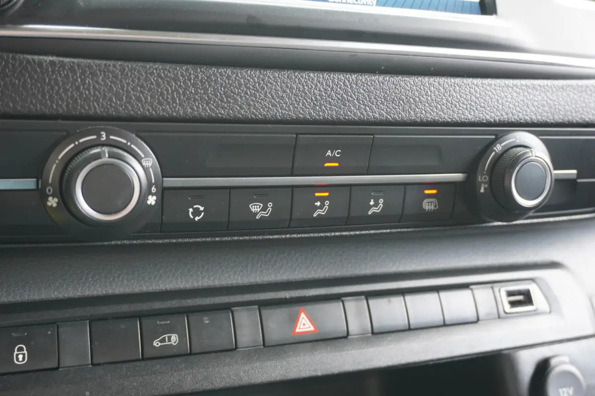 2.0 D-4D L3 122PK EURO 6 - Airco - Cruise - Navi - €9.950,- Excl