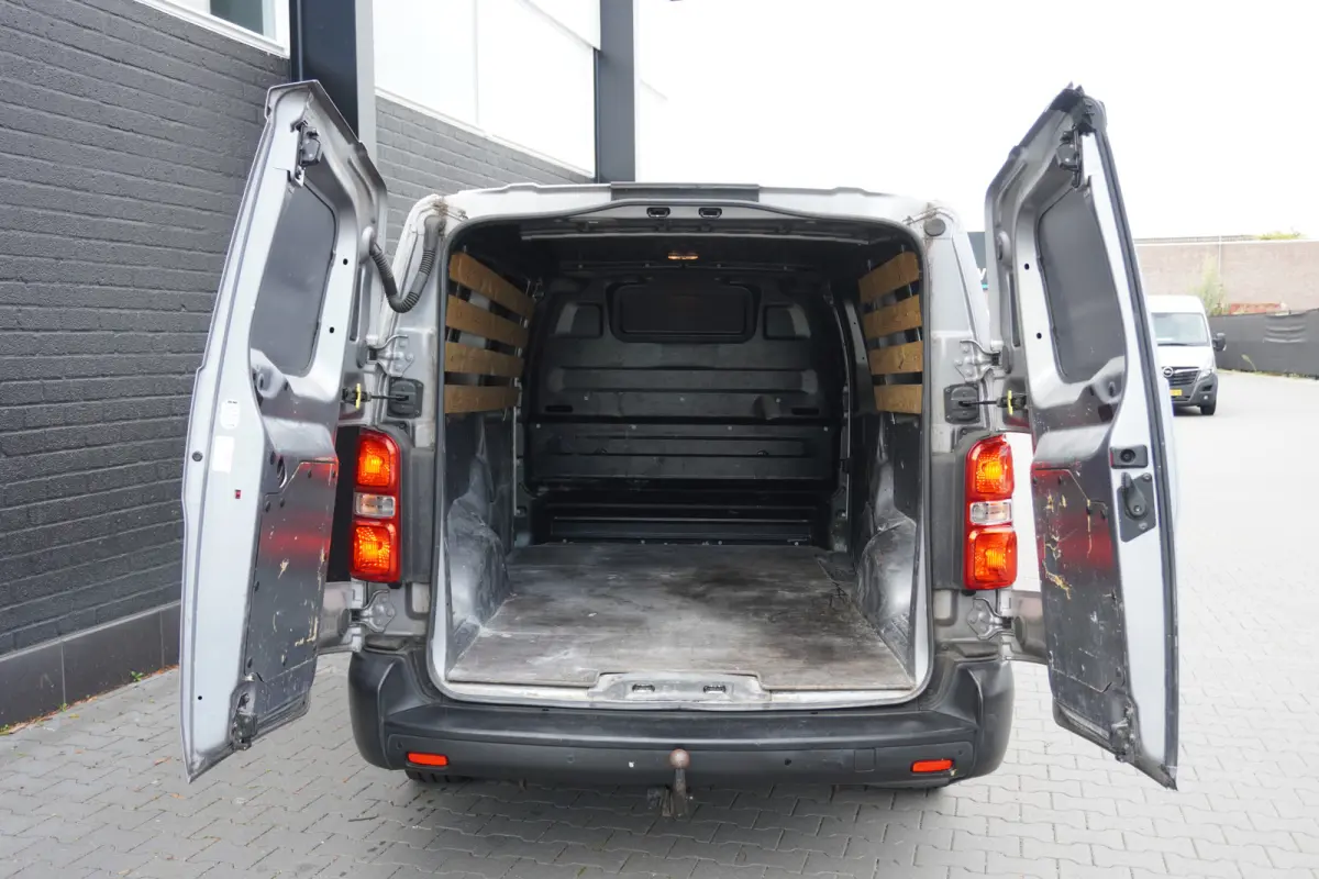 2.0 D-4D L3 122PK EURO 6 - Airco - Cruise - Navi - €9.950,- Excl