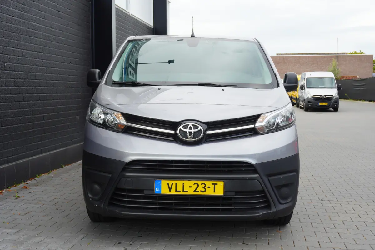 2.0 D-4D L3 122PK EURO 6 - Airco - Cruise - Navi - €9.950,- Excl