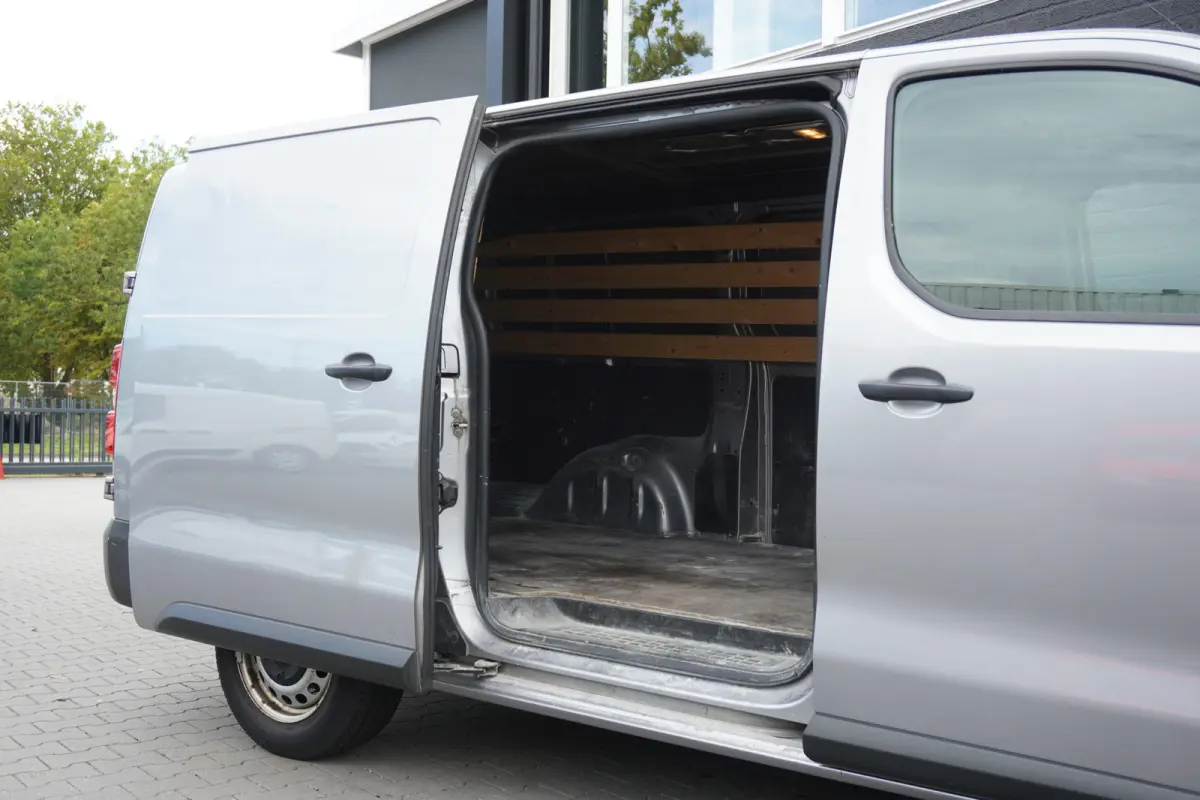 2.0 D-4D L3 122PK EURO 6 - Airco - Cruise - Navi - €9.950,- Excl