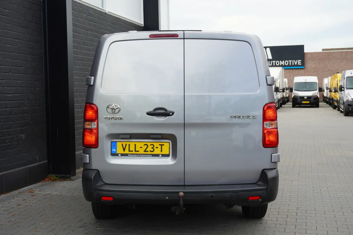 2.0 D-4D L3 122PK EURO 6 - Airco - Cruise - Navi - €9.950,- Excl