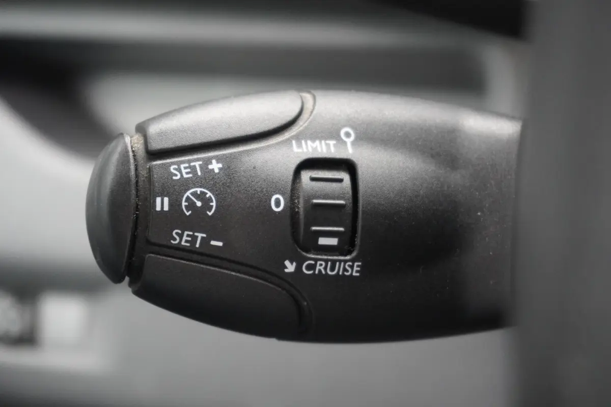 2.0 D-4D L3 122PK EURO 6 - Airco - Cruise - Navi - €9.950,- Excl