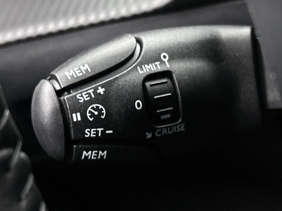 1.2 PureTech Style 100pk | Navigatie | Airco | Cruise Control |  Parkeersensoren | Apple Carplay/Android Auto |