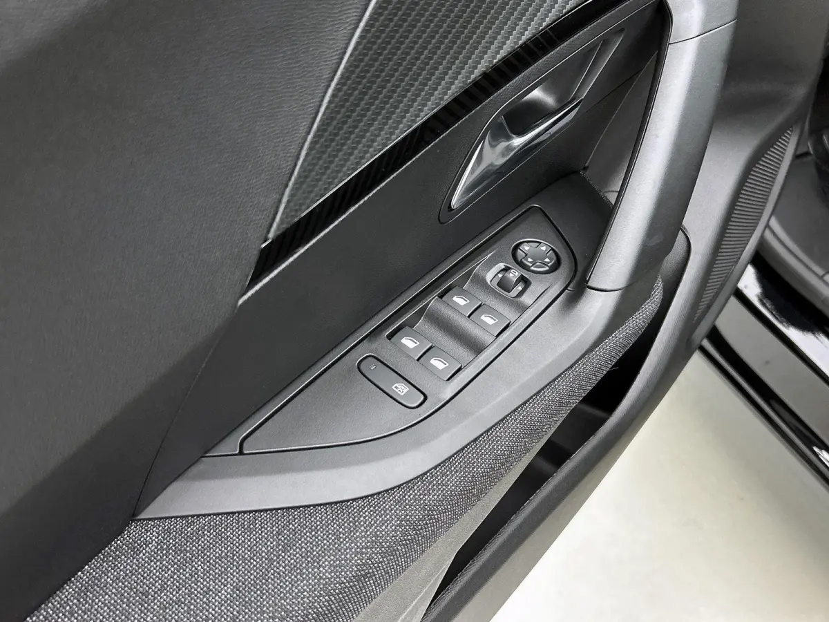 1.2 PureTech Style 100pk | Navigatie | Airco | Cruise Control |  Parkeersensoren | Apple Carplay/Android Auto |