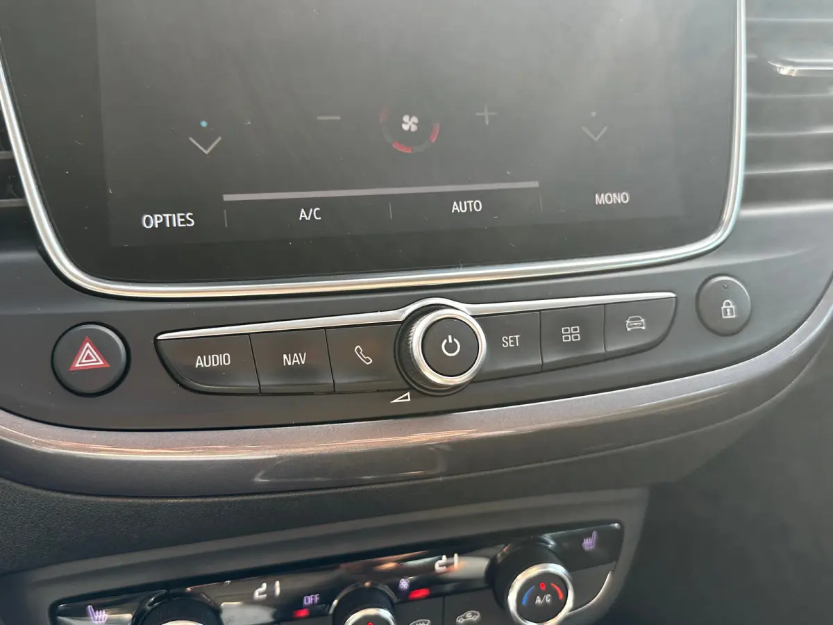 1.2 Turbo 130 PK Innovation+ | TREKHAAK AFNB.| HEAD UP DISPLAY| AGR COMFORTSTOELEN| STUUR, STOEL EN VOORRUITVERWARMING| DODEHOEK DETECTIE| DRAADLOZE TELEFOONLADER| FULL LED| CAMERA + PARKEER