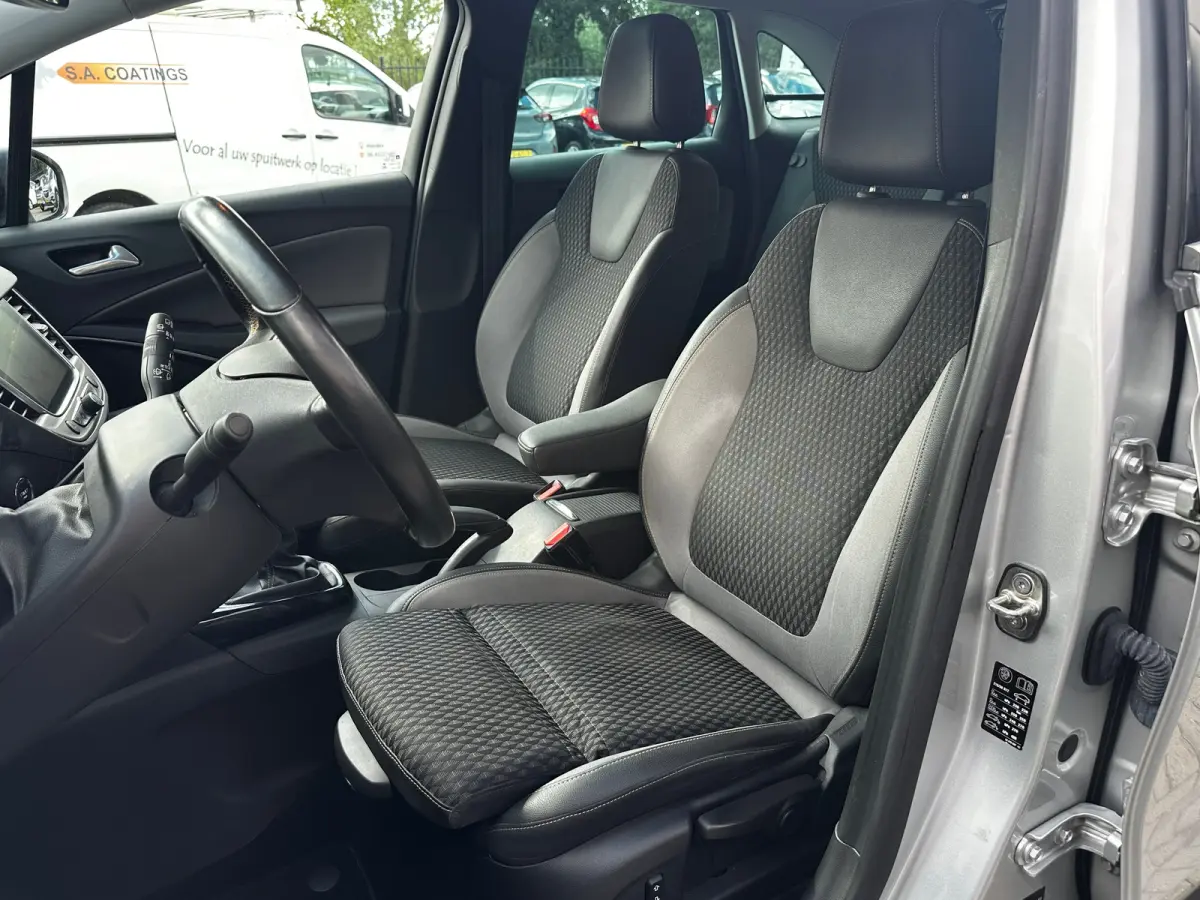 1.2 Turbo 130 PK Innovation+ | TREKHAAK AFNB.| HEAD UP DISPLAY| AGR COMFORTSTOELEN| STUUR, STOEL EN VOORRUITVERWARMING| DODEHOEK DETECTIE| DRAADLOZE TELEFOONLADER| FULL LED| CAMERA + PARKEER
