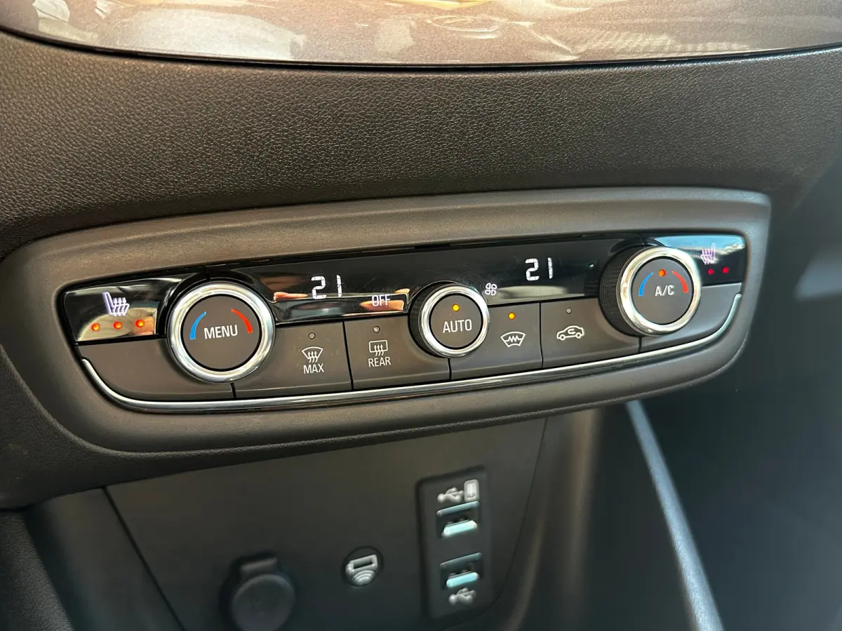 1.2 Turbo 130 PK Innovation+ | TREKHAAK AFNB.| HEAD UP DISPLAY| AGR COMFORTSTOELEN| STUUR, STOEL EN VOORRUITVERWARMING| DODEHOEK DETECTIE| DRAADLOZE TELEFOONLADER| FULL LED| CAMERA + PARKEER