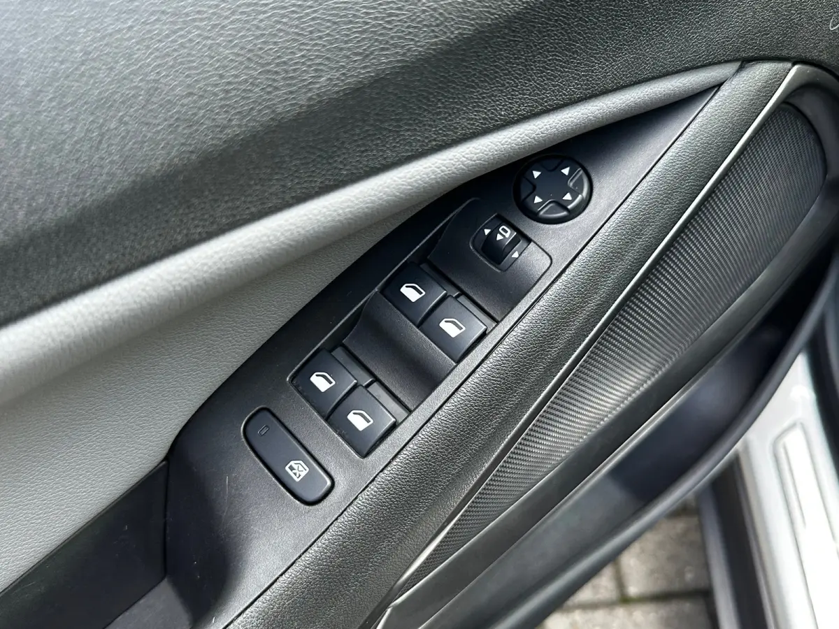 1.2 Turbo 130 PK Innovation+ | TREKHAAK AFNB.| HEAD UP DISPLAY| AGR COMFORTSTOELEN| STUUR, STOEL EN VOORRUITVERWARMING| DODEHOEK DETECTIE| DRAADLOZE TELEFOONLADER| FULL LED| CAMERA + PARKEER