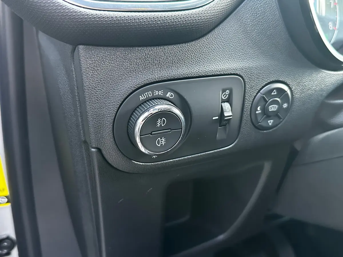 1.2 Turbo 130 PK Innovation+ | TREKHAAK AFNB.| HEAD UP DISPLAY| AGR COMFORTSTOELEN| STUUR, STOEL EN VOORRUITVERWARMING| DODEHOEK DETECTIE| DRAADLOZE TELEFOONLADER| FULL LED| CAMERA + PARKEER