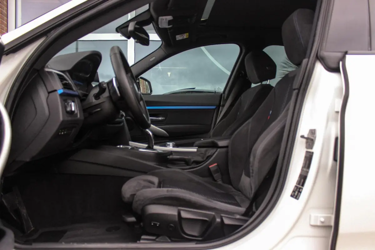328i xDrive M Sport | Driving Assistant | Panoramadak | Active cruise control | Dodehoek detectie | Head-up | HiFi audio | Camera | Xenon adaptief | Trekhaak