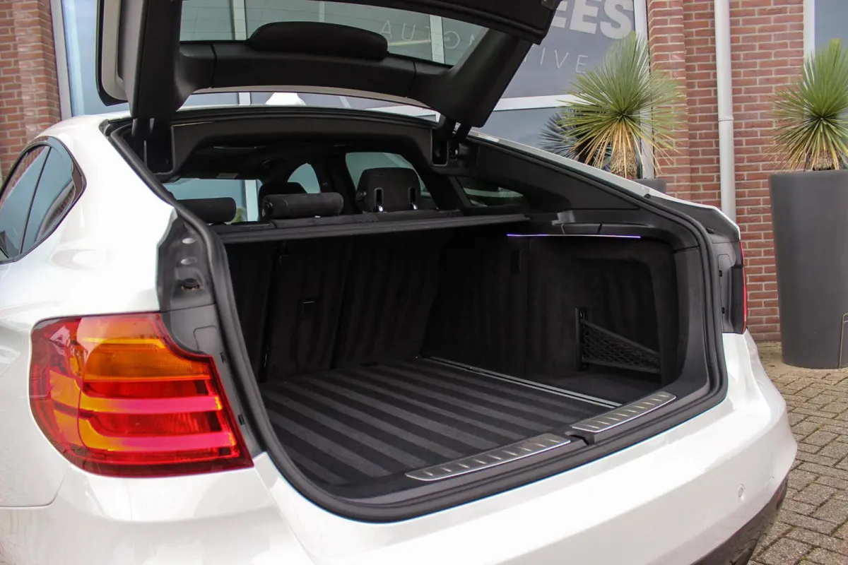 328i xDrive M Sport | Driving Assistant | Panoramadak | Active cruise control | Dodehoek detectie | Head-up | HiFi audio | Camera | Xenon adaptief | Trekhaak