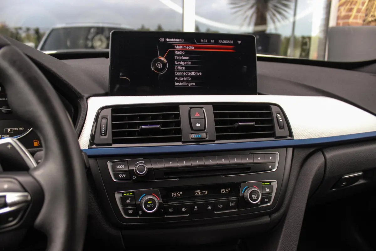 328i xDrive M Sport | Driving Assistant | Panoramadak | Active cruise control | Dodehoek detectie | Head-up | HiFi audio | Camera | Xenon adaptief | Trekhaak