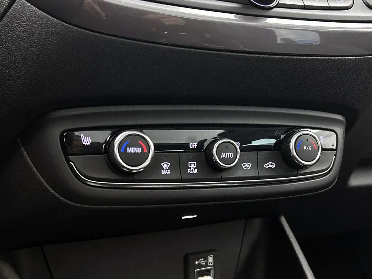 1.2 110pk Innovation Automaat | Trekhaak | Winter-Pakket | Glazendak | Camera | 17"LMV | LED | Dodehoekdetectie | Apple Carplay/Android Auto |