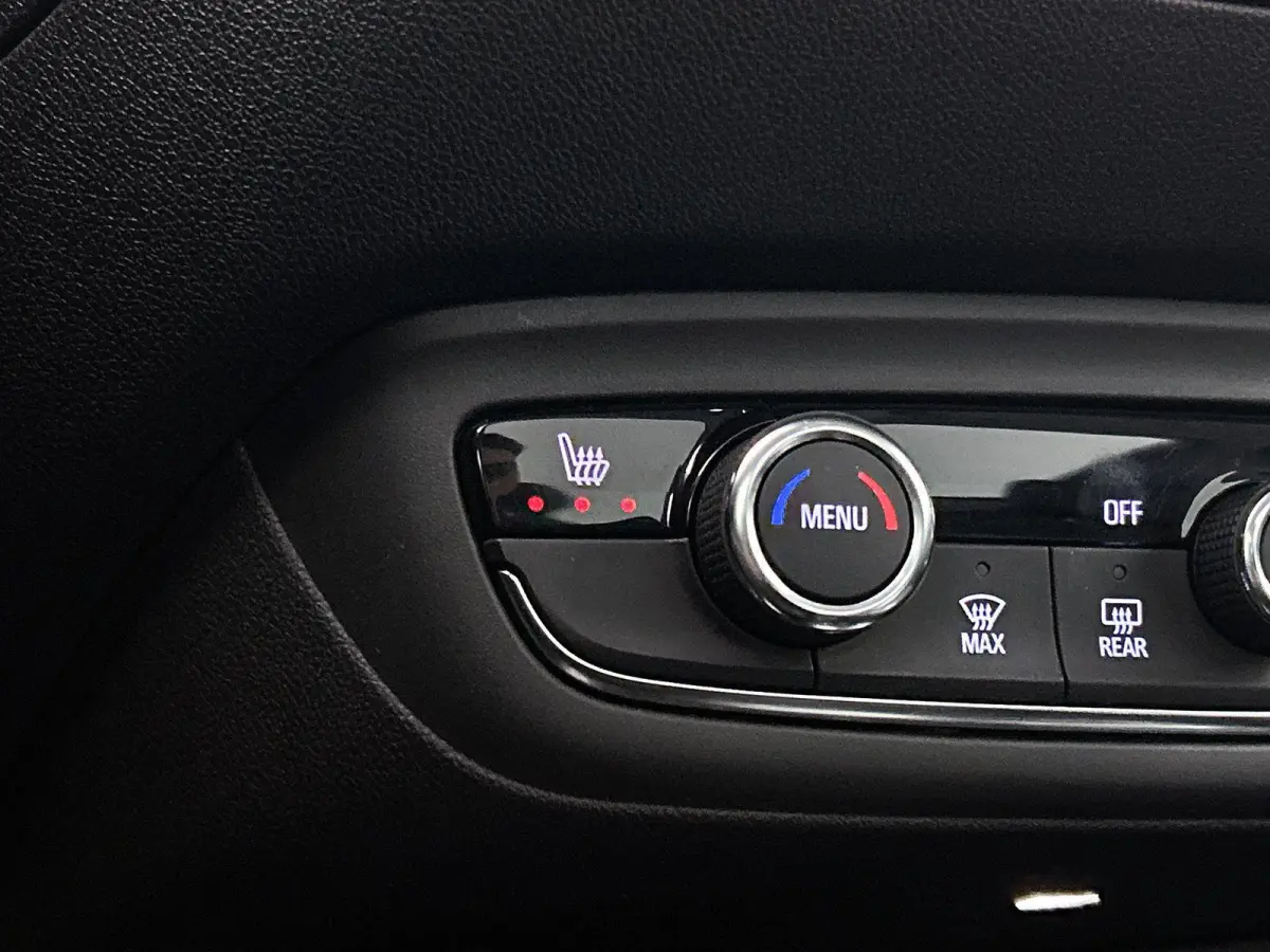 1.2 110pk Innovation Automaat | Trekhaak | Winter-Pakket | Glazendak | Camera | 17"LMV | LED | Dodehoekdetectie | Apple Carplay/Android Auto |