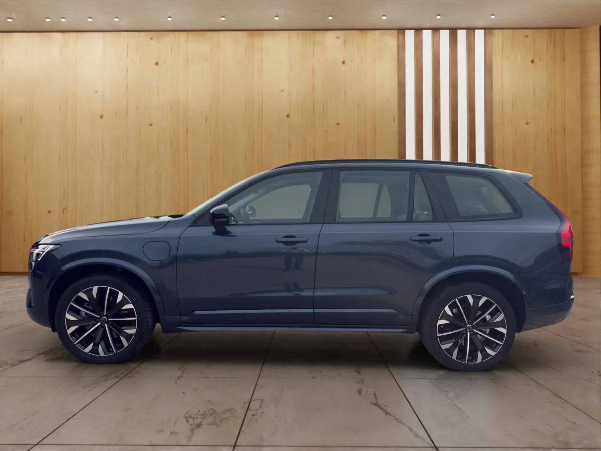 2.0 T8 Plug-in hybrid AWD Ultra Dark | Luchtvering | Stoel + Stuur Verwarming | Harman Kardon | Panoramadak | Trekhaak | Memory Stoelen |